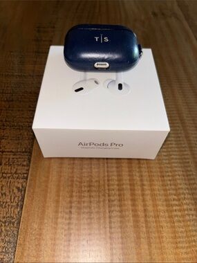 AirPods Pro White Wireless Earbuds with charging Case  EUC!